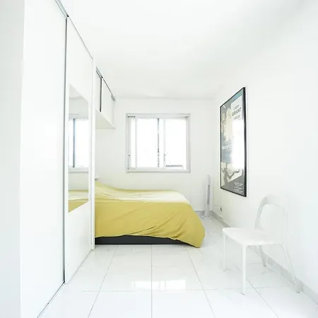 Nice Bright Apartment With Balcony In Paris Apartment *